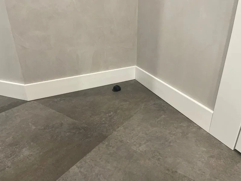 Плинтус STIQ S0810 белый