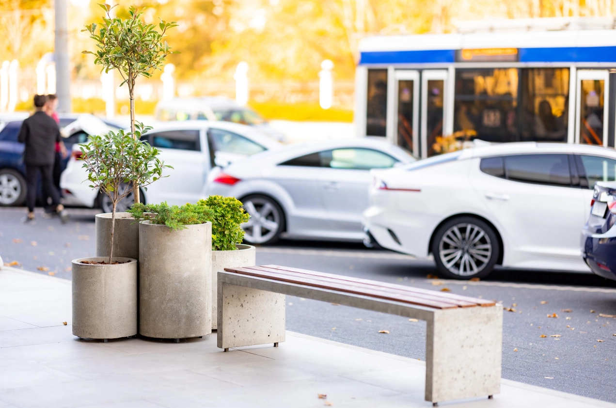 Бетонная скамейка из дерева без спинки