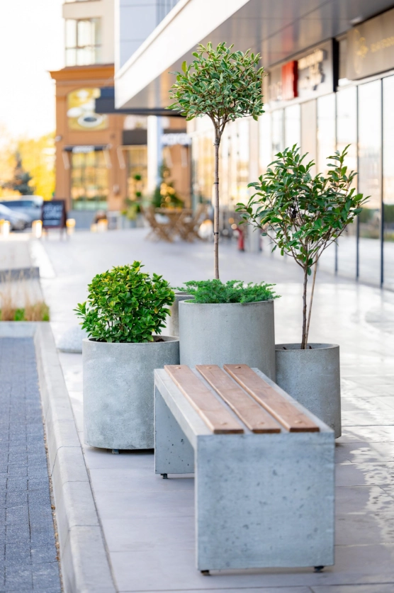 Бетонная скамейка из дерева без спинки