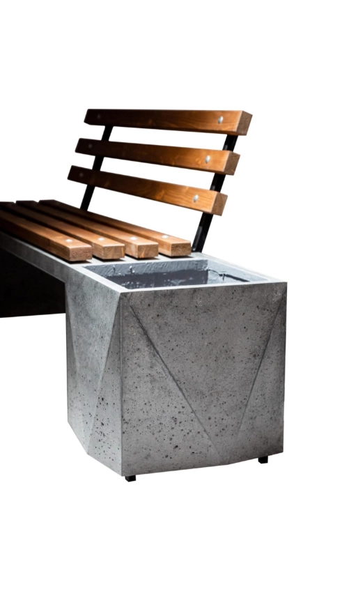 Бетонная скамейка с деревянными спинками и горшками