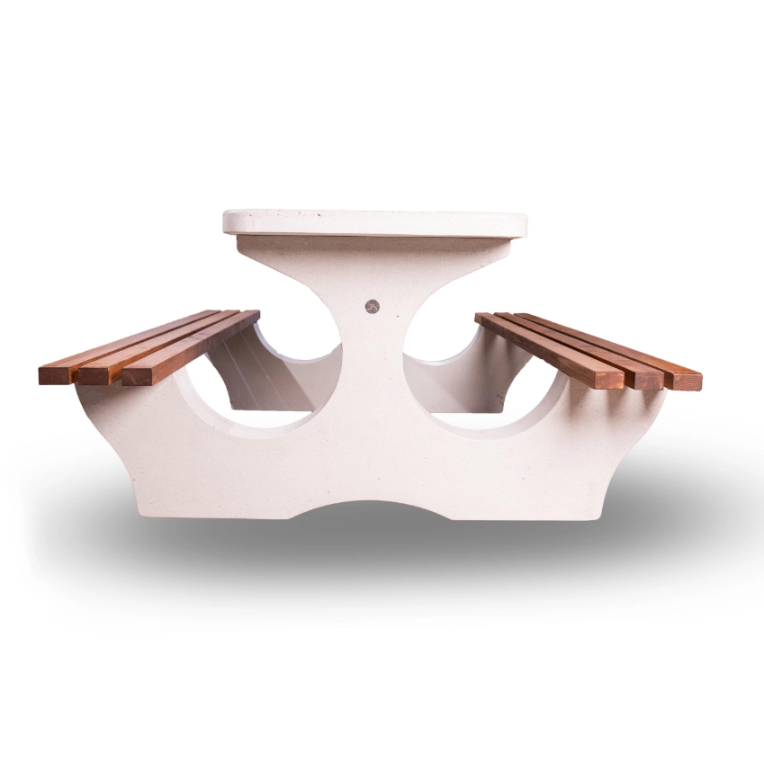 Скамейка с шахматным столом