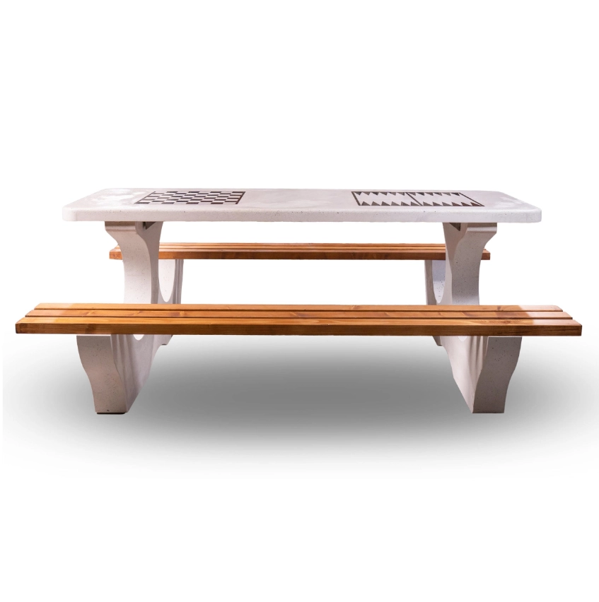 Скамейка с шахматным столом